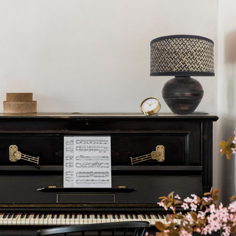 klassische-tischlampe-mit-kugelfuss-und-rattanschirm-steinhauer-lyons-3745zw