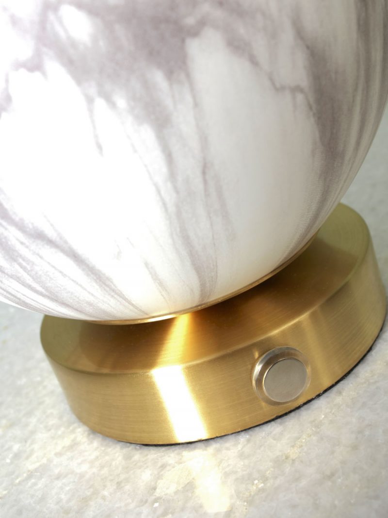 Goldene Tischlampe mit Designkugel It's About RoMi Carrara – Bild 3