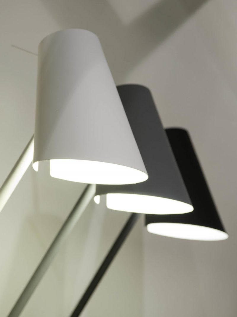 Graue geneigte Tischlampe It's About RoMi Cardiff – Bild 3