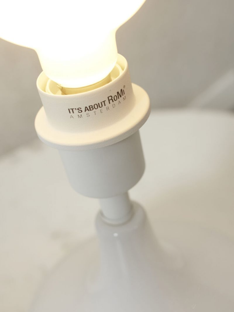 Weiße Metall-Baumwolle-Tischlampe skandinavisch It's About RoMi Reykjavik – Bild 6